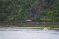 Von Kaub aus über den Rhein geschaut: eine WFL 232 mit ein paar Flachwagen in Fahrtrichtung Bingen am Rhein. Aufgenommen am 14.07.2015.