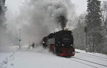 99 7245-6 schnauft im Schneegestöber in Drei Annen Hohne mit dem P8903 nach Eisfelder Talmühle aus Drei Annen Hohne raus.

Drei Annen Hohne 04.01.2017