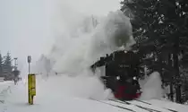 99 7240-7 dampft mit dem P8920 aus dem Bahnhof Drei Annen Hohne gen Schierke.

Drei Annen Hohne 04.01.2017