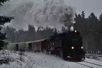 99 7234-0 schnauft mit dem P8927 nach Schierke durch den verschneiten Harz nachdem sie gerade den Bahnhof Drei Annen Hohne verlassen hat.

Drei Annen Hohne 04.01.2017
