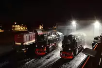 Gegen 20Uhr rauchen und zischen 99 7235-7 und 99 7247-2 vor sich hin während das Harzkamel 199 874-9 am Kabel hängt und auf den nächsten Einsatz wartet.

Wernigerode 04.01.2017