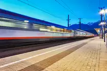 Langzeitbelichtung der Ersatzgarnitur für railjet 632 (Lienz - Wien Hbf) bei der Ausfahrt aus dem Bahnhof Spittal-Millstättersee.
Aufgenommen am 17.12.2016.