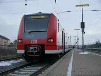 Am 10.01.2017 stand 425 047 als RB 58096 in Kitzingen auf Gleis 9 bereit.