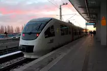 Der VT 2.12 (95 80 0643 860-9 D-ERB) der Eurobahn im Dienste der NEB.
Der Triebwagen hat am 06.01.2017 auf der RB 12 seinen Endbahnhof Berlin Ostkreuz erreicht und fährt in einigen Minuten als RB 25 nach Werneuchen.
