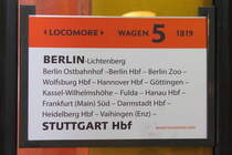 Zuglaufschild des LOC 1819 nach Stuttgart am 18.12.2016 in Berlin-Lichtenberg.