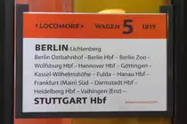 Zuglaufschild des LOC 1819 nach Stuttgart am 18.12.2016 in Berlin-Lichtenberg.