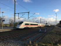 Der 411 071  Mühlhausen/Thüringen  steht abfahrbereit als ICE 1715 nach München am 26.12.2016 in Züssow.