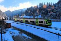Im kleinen Restaurant der berühmten Biscuit-Firma in Trubschachen im Emmental; die Lämpchen spiegeln sich im Fenster und vermitteln optisch etwas Wärme in der eisigen Umgebung. Ausfahrt des dreiteiligen BLS NINA Nr. 29 nach Luzern. 6.Januar 2017. 