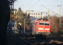 Ein Nachschuss von der 111 125-1 DB  schiebt den RE4 aus Aachen-Hbf nach Dortmund-Hbf und kommt aus Richtung Aachen-Hbf,Aachen-Schanz,Aachen-West,Laurensberg,Richterich,Kohlscheid,Herzogenrath,Palenberg,Zweibrüggen,Frelenberg,Geilenkirchen,Süggerrath,Lindern,Brachelen,Hückelhoven-Baal,Baal und hält gleich in Erkelenz und fährt dann weiter in Richtung Herrath,Beckrath,Wickrath,Rheydt-Hbf,Mönchengladbach-Hbf. 
Aufegenommen von einem Weg in Erkelenz.
Bei Sonnenschein am Kalten Nachmittag vom 29.12.2016.  