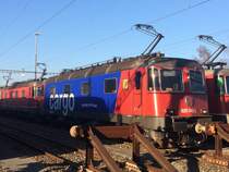 Die SBB Re 620 042-2  Monthey , die SBB Re 4/4 II Nr. 11238 (rechts von der SBB Re 620 042-2  Monthey ) und die SBB Re 6/6 Nr. 11650  Schönenwerd  (mit die SBB Re 620 042-2  Monthey  angekuppelt) waren  am 29.12.16 um etwa 14.15 Uhr auf den Abstellgleisen in Bülach zu sehen und warten vielleicht auf den nächsten Auftrag im Kies-,Containerverkehr oder Güterverkehr. 

