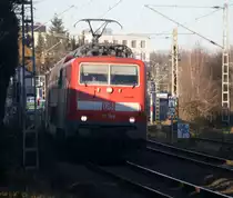 111 149 DB  kommt mit dem RE4 von Dortmund-HBf nach Aachen-Hbf und kommt aus Richtung Neuss-Hbf,Mönchengladbach-Hbf,Rheydt-Hbf,Wickrath,Beckrath,Herrath und hat gerade eben in Erkelenz gehalten und fährt weiter in Richtung Baal,Hückelhoven-Baal,Brachelen,Lindern,Süggerrath,Geilenkirchen,Frelenberg,Zweibrüggen,Übach-Palenberg,Rimburg,Finkenrath,Hofstadt,Herzogenrath, Kohlscheid,Richterich,Laurensberg,Aachen-West,Aachen-Schanz,Aachen-Hbf. 
Aufegenommen von einem Weg in Erkelenz.
Bei Sonnenschein am Kalten Nachmittag vom 29.12.2016. 