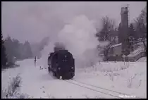 997241 dampft solo aus dem Bahnhof Drei Annen Hohne und fährt hier am 14.2.1990 um 11.55 Uhr zurück nach Wernigerode.