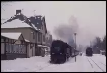 Drei Annen Hohne am 14.2.1990 gegen 11.45 Uhr:
Rechts wartet 997241 solo auf die Ausfahrt nach Wernigerode. Links am Hausbahnsteig steht 997247 mit dem P nach Benneckenstein.