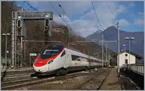 Ein SBB RABe 503 bei der Durchfahrt in Preglia als EC 52 von Milano nach Basel.
Das Bild wurde neben dem Prellbock beim Hausbahnsteig aufgenommen.
7. Jan. 2017