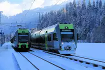 Kreuzung zweier BLS Lötschberger in Trubschachen: Schnellzug 118 kommt aus Luzern, 105 dagegen ist ein planmässiger Schneezug (das ist mir erst jetzt aufgefallen), der zunächst einmal bloss ins Schneegestöber fährt. 6.Januar 2017. 
