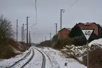 Mit 40km/h erklimmen die Züge die Rübelandbahn bei Hüttenrode. Man erkennt noch die Relikte aus besseren Zeiten der Rübelandbahn. Bis 2005 fuhren hier noch Personenzüge. Der Güterverkehr ist auch recht schwach, denn hier fahren die Güterzüge nur noch bei Bedarf zu den Felswerken.

Hüttenrode 05.01.2017