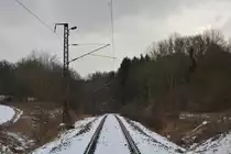 Ganz schön steil geht es zum bahnhof Hüttenrode hinauf. Stolze 60Promille hat die Rübelandbahn und eine Vmax von 50km/h. Auf der Steilstrecke benötigen die Loks eine extra Zulassung für Steilstrecken um auf dieser Strecke zu fahren. Im Sommer dürfte sich hier bei der 95er ein wahrer Ohrenschmaus ergeben. Fotografiert von einem Bahnübergang aus in Hüttenrode.

Hüttenrode 05.01.2017