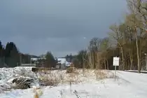 Fast nichts ist mehr vom ehemaligen Bahnhof Königshütte übrig. Nachdem bereits die Gleise abgebaut worden sind und das Bahnhofsgebäude wegen Baufälligkeit abgerissen werden musste weisen nur noch die Bahnsteige auf den einstigen Bahnhof hin. Kurz hinter Rübeland ab den Felswerken ist die Strecke stillgelegt und abgebaut worden.

Königshütte 05.01.2017