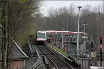 . Überwerfungsbauwerk -

Nördlich der U-Bahnstation Volksdorf überquert ein U-Bahnzug der Hamburger U1 aus Großhansdorf kommend die beiden Gleise der Zweigstrecke von Ohlstedt.

12.04.2012