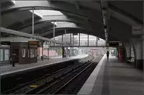U1-Verzweigung -

An der dreigleisigen Station Volksdorf verzweigt sich die Hamburger U-Bahnlinie U1 in ihre Zweige nach Ohlstedt und Großhansdorf. Eine schön gestaltete Station, mit mittigem Oberlicht im bogenförmigen Dach.

12.04.2012 (M)

