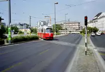 Wien WVB SL 65 (E2 4085 (SGP 1988)) Karlsplatz im August 1994. - Scan von einem Farbnegativ. Film: Kodak Gold 200. Kamera: Minolta XG-1.