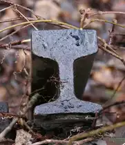 Jan 2017 Berlin-Buch. Alte in den Boden gerammte Schiene. Kann jemand was zum Profil / Alter sagen?