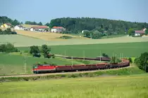 Der letzte angekündigte Güterzug des Tages stand ja noch aus. Laut Bildfahrplan sollte der G 87553 mit dem R 3870 in Pregarten kreuzen. Und so war es dann auch, pünktlich auf die Minute kam 1144.120 mit ihrem am 06. Juni 2015 sehr gut ausgelasteten gemischten Güterzug die weiten Bögen der Summerauer Bahn zwischen Wartberg und Gaisbach hinabgerollt.