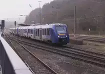 Die Uhr läuft ab und zwar für DB Regio auf der Rhein-Nahe Bahn. VLEXX fährt ja schon die Relation Saarbrücken - Mainz - Frankfurt, sowie die Regionalbahnen von Baumholder nach Kirn und Idar-Oberstein - Mainz. Am 09.01.2017 wurde verkündet, dass VLEXX das Los II des E-Netzes Saarland gewonnen hat. Somit gehen auch die Relationen Saarbrücken - St. Wendel und Saarbrücken - Neubrücke Nahe an VLEXX. 622 439 und ein 620 er haben als RE Mainz - Saarbrücken HBF. gerade den Bahnhof Türkismühle verlassen. Für das E-Netz hat Vlexx den Kauf von Talent 3 Triebwagen angekündigt. 15.12.2016 Bahnstrecke 3511 Bingerbrück - Saarbrücken