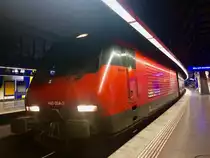Die SBB Re 460 024-3  Rheintal  stand mit IC 2000 Waggons am 30.12.16 um 12.05 Uhr auf Gleis 2 im Bahnhof Zürich Flughafen.