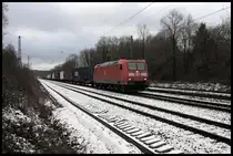 185052 fährt hier am 13.01.2017 um 12.34 Uhr mit einem Güterzug in Richtung Osnabrück durch den Bahnhof Natrup Hagen.