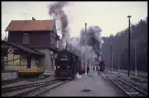 997242 rechts und 997247 kreuzen am 6.3.1990 mit ihren Personenzügen im Bahnhof Alexisbad.