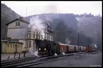 Zugkreuzung am 5.3.1990 um 11.14 Uhr im Bahnhof Eisfelder Talmühle. Zug 14403 nach Drei Annen Hohne und Zug 14414 nach Nordhausen sind beide mit Dampfloks bespannt.