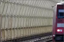 Mit der Zeit kommt der Schmutz -

Sowohl bei besonders gestalteter Bahnhofsarchitektur, als auch bei den Zügen. Wobei vermutlich die Züge häufiger eine Reinigung erfahren, als die Bauwerke. Bahnhof Ludwigshafen (Rhein) Mitte.

28.03.2012 (J)
