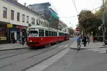 Wien Wiener Linien SL 25 (E1 4771 (SGP 1972) + c4 1336 (Bombardier-Rotax 1975)) XXI, Floridsdorf, Hoßplatz am 21. Oktober 2016. - Der Platz wurde 1949 nach Franz Hoß (1866 - 1947) benannt. Der Christsoziale Franz Hoß, der sich für die Eingemeindung Floridsdorfs engagiert hatte, war 1910 Vizebürgermeister von Wien und bis 1919 Stadtrat für Finanzen gewesen.