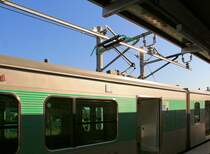 Triebzug  Accum  mit Energiebezug aus Energiespeicher: an der Endstation Karasuyama wird der Pantograph gehoben zur Einspeisung von Energie. 15.Oktober 2016.