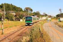 Triebzug  Accum  mit Energiebezug aus Energiespeicher: Der Prototypzug EV-E301 von JR Ostjapan steht seit März 2014 in Betrieb und soll auf kürzeren ländlichen Strecken die bisherigen Dieseltriebwagen ersetzen. Er ist mit einer Lithium-Ion-Batterie 630 V ausgerüstet. Mit gehobenem Pantograph fährt er unter Gleichstrom 1500 V oder lädt sich an den Endstationen auf. Die Reichweite für den Batteriebetrieb beträgt rund 40 km. Die Bezeichnung  EV  bedeutet  Energy storage vehicle ; das Präfix E steht für JR Ostjapan. Seit Oktober 2016 gibt es auf der Südinsel Kyûshû (Orio - Wakamatsu) eine weitere Strecke mit Batteriezügen (Serie 819, elektrisch für 20 kV/60 Hz ausgelegt), und bald wird im Nordwesten Japans eine weitere Linie (auf die Oga Halbinsel) Batteriezüge erhalten.  Bild: Triebzug EV-E300-1 / EV-E301-1 bei Kônoyama auf der Karasuyama-Linie etwa 125 km nördlich von Tokyo. 15.Oktober 2016.  