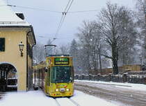 Bei starkem Schneefall erreicht der Freiburger GT8Z 260 am 29.12.2014 die Haltestelle Klosterplatz in Günterstal