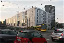 Lücken im Autoverkehr -

Während für das Tram der Straßenverkehr an einer Ampel angehalten wird, damit diese die Fahrbahnen queren kann, reicht dem Fotografen eine kleine Lücke zwischen den Autos, um die Straßenbahn abzulichten. Abendstimmung in Basel an der Münchensteinerbrücke.

14.03.2016 (M)
