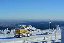 AUf dem Brocken hat es in den Tagen davor mehr als genug gescheit, so dass es mit einer einfachen Schneeschaufel nicht getan war. Hier wurde schweres Geschütz ausgefahren und der Schnee mit einem Zwei Wege Bagger vom Bahnsteig geschaufelt.
Leicht eingescheit steht er an der Brockenstation während man in die fast endlosweite Landschaft schauen kann.

Brocken 06.01.2017
