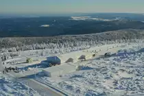 Vom Aussichtsturm hatte man bei dem Kaiserwetter einen wahnsiniigen Ausblick. Hier der Blick auf den Bahnhof Brocken. Man erkennt auch gut die Schneegrenze und die Grenzen wo die Bäume usw Centimeter Dick mit Schneebedeckt sind und daher komlett weiß sind.

Brocken 06.01.2017