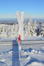 Eiskalt erwischt. Dieses Andreaskreuz hat es wie auch sonst alles auf den Brocken ganz schön kalt erwischt. Centimeter dick war das Andreaskreuz von allen Seiten mit Schnee eingedeckt worden.

Brocken 06.01.2017
