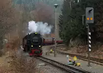 Die Nordhäuser  Brockenlok  99 7245-6 erreicht mit dem P8903 (Wernigerode - Eisfelder Talmühle) die Endstation.
 
Eisfelder Talmühle, 17. Dezember 2016