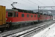 SBB: Güterzug bei Bettenhausen mit einer Re 20/20 am 17. Januar 2017. In diesem Güterzug eingereiht waren die die Re 6/6 11670  Affoltern am Albis  und die Re 6/6 11668  Stein Säckingen .
Foto: Walter Ruetsch