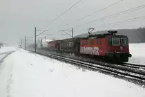 SBB: Güterzug mit der Re 4/4 II 11246  Cargopower  bei Bettenhausen am 17. Januar 2017.
Foto: Walter Ruetsch