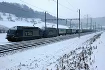BLS: Die Re 465 014 und Re 465 009 mit einem langen Güterzug bei Riedtwil am 17. Januar 2017.
Foto: Walter Ruetsch