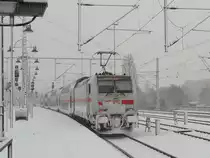 Unauffällig in der verschneiten Umgebung: 146 .?. hat den IC2447 von Bielefeld nach Dresden Hbf geschoben und bringt ihn jetzt weiter nach Dresden-Reick; 16.01.2017
