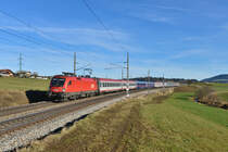 1116 109 mit einer Wagenüberführung am 10.12.2016 bei Weng. 