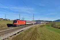 1116 109 mit einer Wagenüberführung am 10.12.2016 bei Weng. 