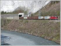 Ge 4/4 II 629  Reichenau-Tamins  verl�sst die Galerie bei Valndas-Sagogn.Sch�n zu sehen ist hier das Kalkwasser des Ual da Mulin, der sich hier in den Vorderrhein ergiesst. (17.04.2007)