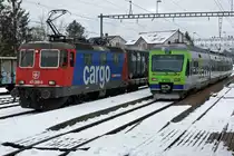 SBB/BLS: Seltene Zugskreuzung in Biberist am 16. Januar 2017 zwischen einem direkten Güterzug Wiler-Solothurn mit der Re 421 388-0 und der S44 nach Thun mit dem RABe 525 027  Nina .
Foto: Walter Ruetsch 
